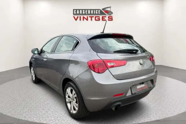 Alfa Romeo Giulietta (2014) thumbnail 2