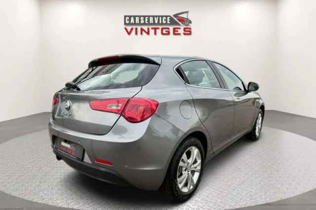 Alfa Romeo Giulietta (2014) thumbnail 3