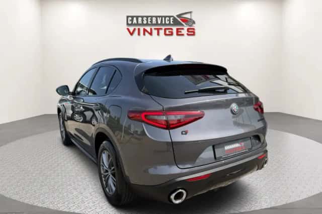 Alfa Romeo Stelvio (2018) thumbnail 3