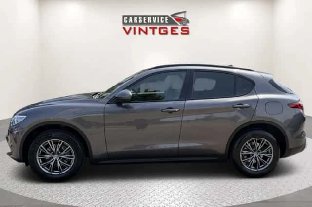 Alfa Romeo Stelvio (2018) thumbnail 4