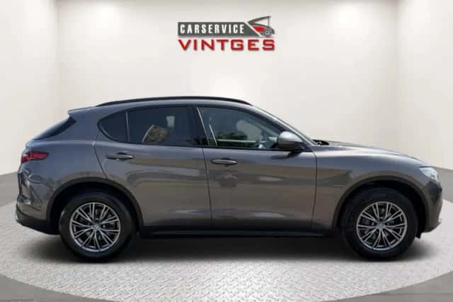 Alfa Romeo Stelvio (2018) thumbnail 5