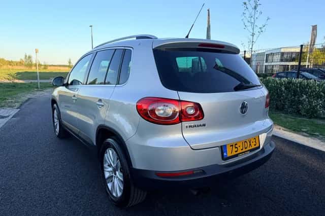Volkswagen Tiguan (2009) thumbnail 2