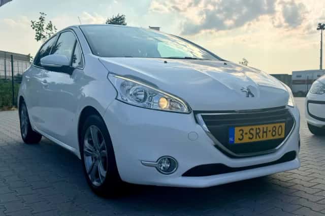 Peugeot 208 (2013) thumbnail 3