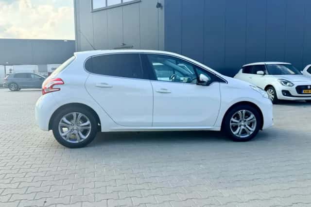 Peugeot 208 (2013) thumbnail 6