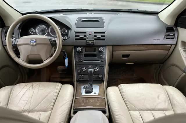 Volvo XC90 (2010) thumbnail 4