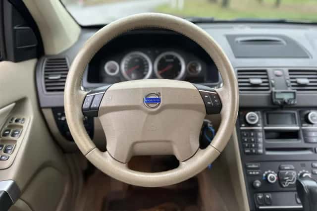 Volvo XC90 (2010) thumbnail 5