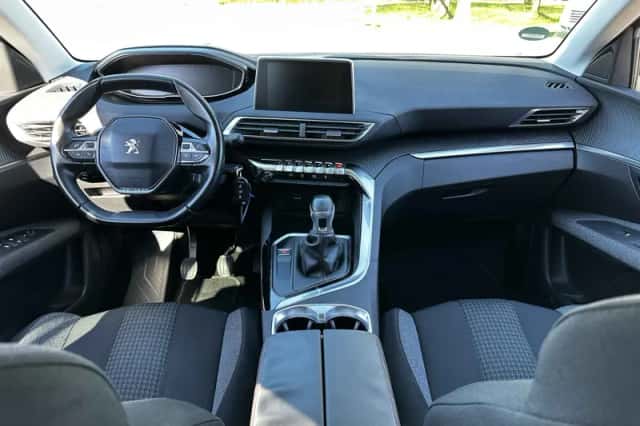Peugeot 3008 (2017) thumbnail 4