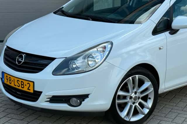 Opel Corsa (2010) thumbnail 2