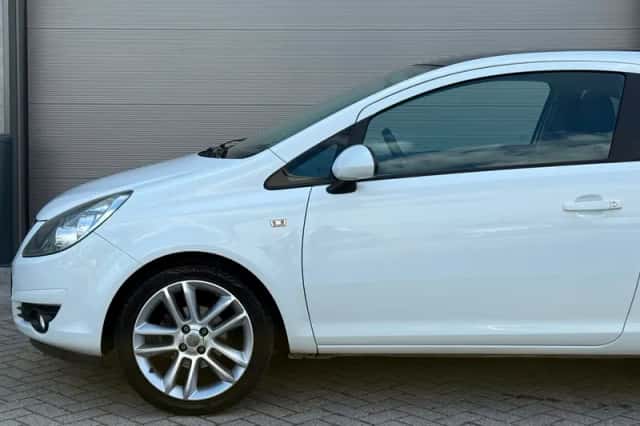 Opel Corsa (2010) thumbnail 4