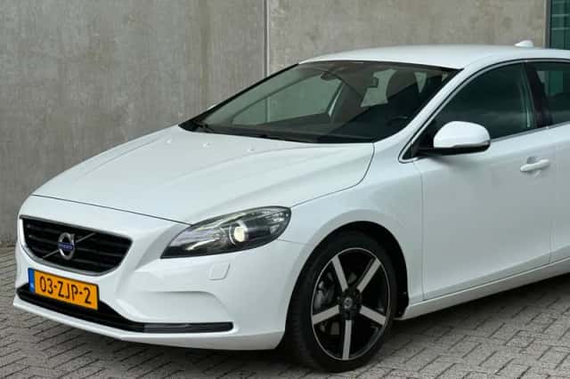 Volvo V40 (2012) thumbnail 2