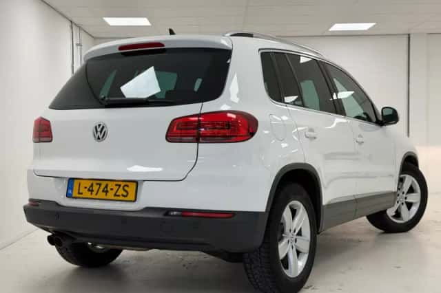 Volkswagen Tiguan (2015) thumbnail 2