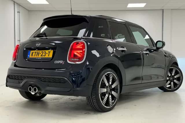 MINI Cooper S (2023) thumbnail 2