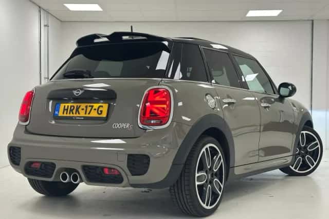 MINI Cooper S (2019) thumbnail 2