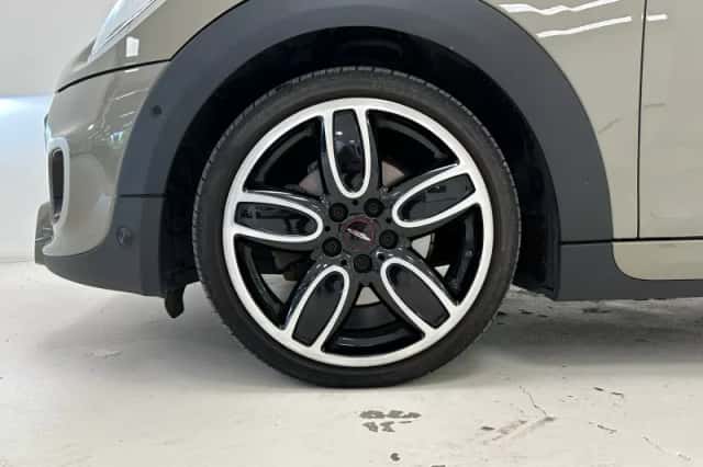 MINI Cooper S (2019) thumbnail 3