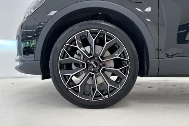 Audi Q3 (2021) thumbnail 4