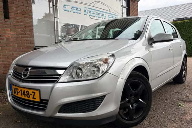Opel Astra (2008) thumbnail 1