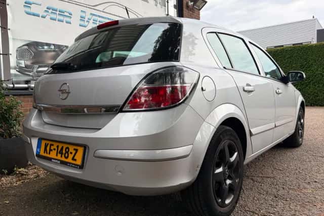 Opel Astra (2008) thumbnail 2