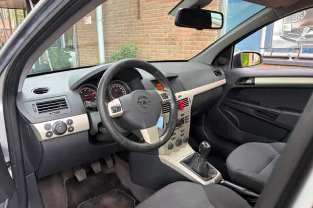 Opel Astra (2008) thumbnail 3