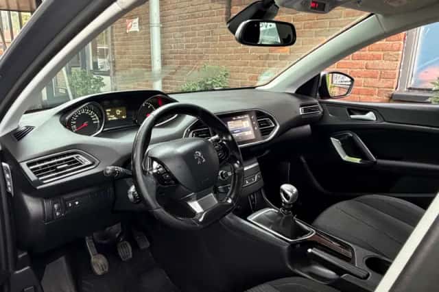 Peugeot 308 (2015) thumbnail 3