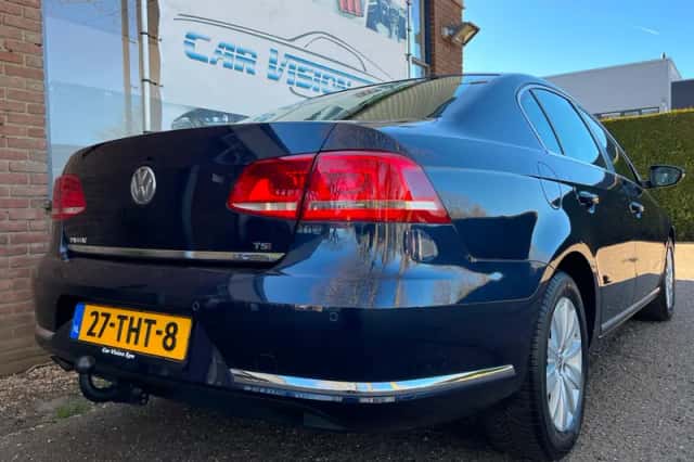 Volkswagen Passat (2012) thumbnail 2