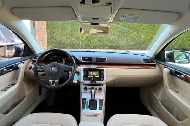 Volkswagen Passat (2012) thumbnail 3