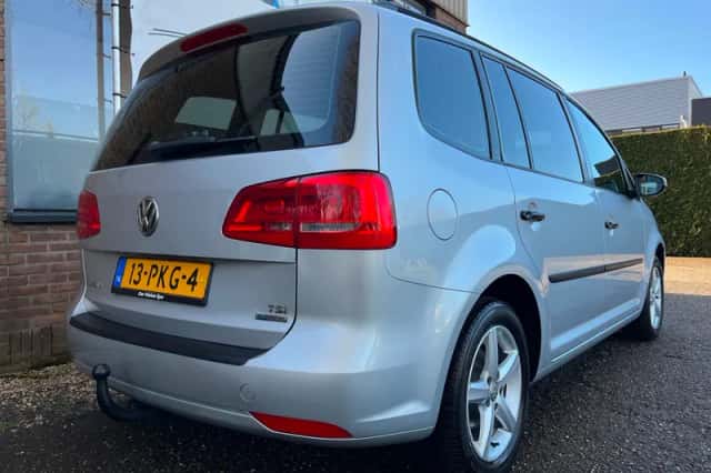 Volkswagen Touran (2011) thumbnail 2
