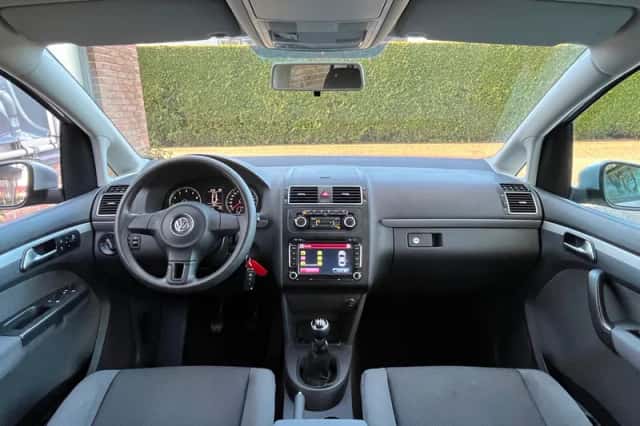 Volkswagen Touran (2011) thumbnail 3