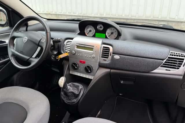 Lancia Ypsilon (2010) thumbnail 2
