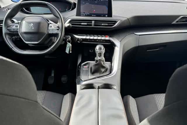 Peugeot 3008 (2017) thumbnail 2