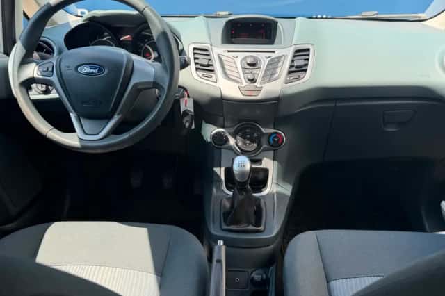 Ford Fiesta (2010) thumbnail 2
