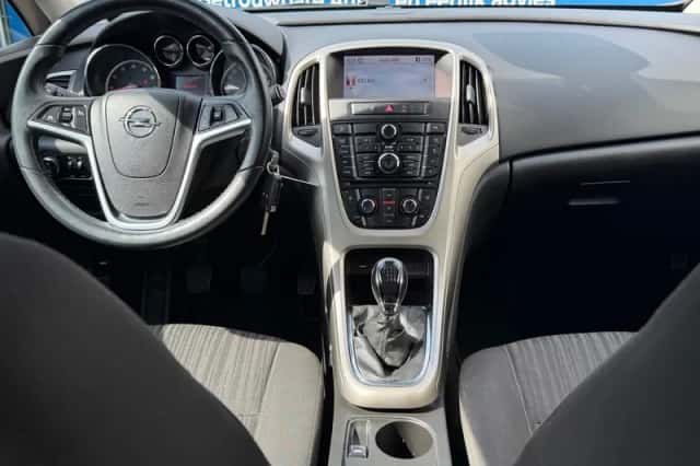 Opel Astra (2011) thumbnail 2