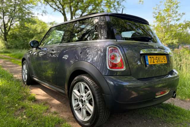MINI Cooper (2011) thumbnail 2