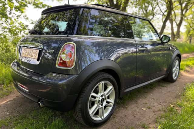 MINI Cooper (2011) thumbnail 4