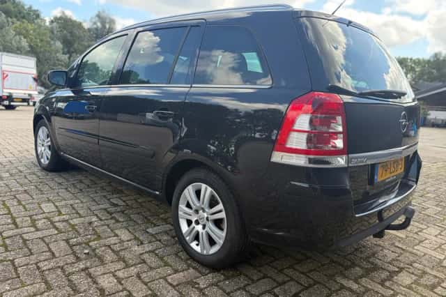Opel Zafira (2010) thumbnail 2