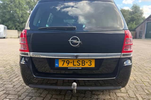 Opel Zafira (2010) thumbnail 3