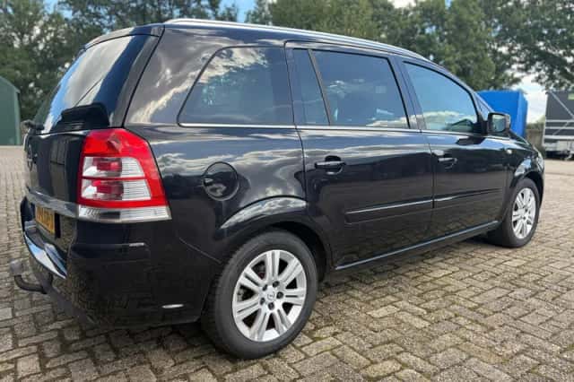Opel Zafira (2010) thumbnail 4