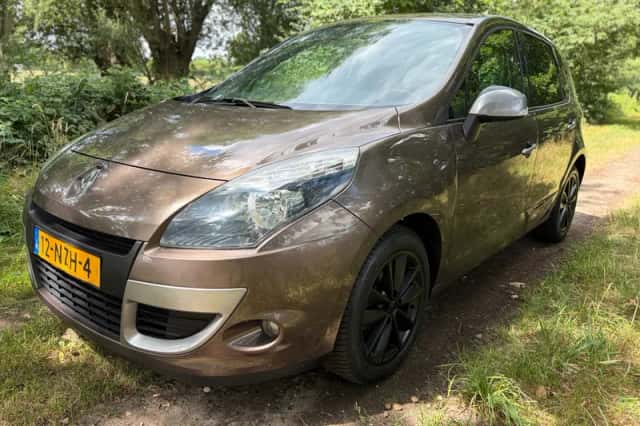Renault Scénic (2011) thumbnail 1