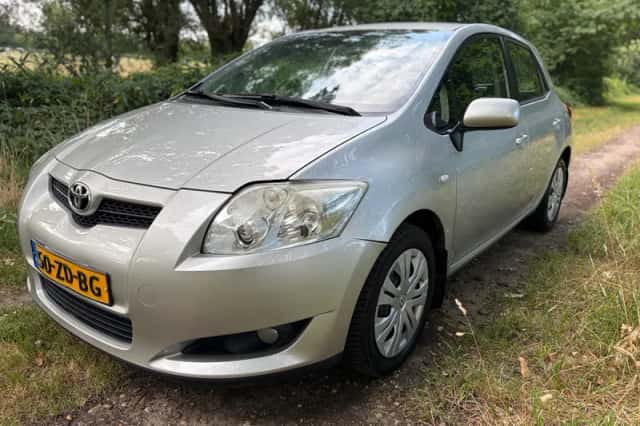 Toyota Auris (2008) thumbnail 1