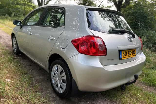Toyota Auris (2008) thumbnail 2
