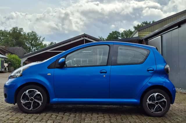 Toyota Aygo (2010) thumbnail 2