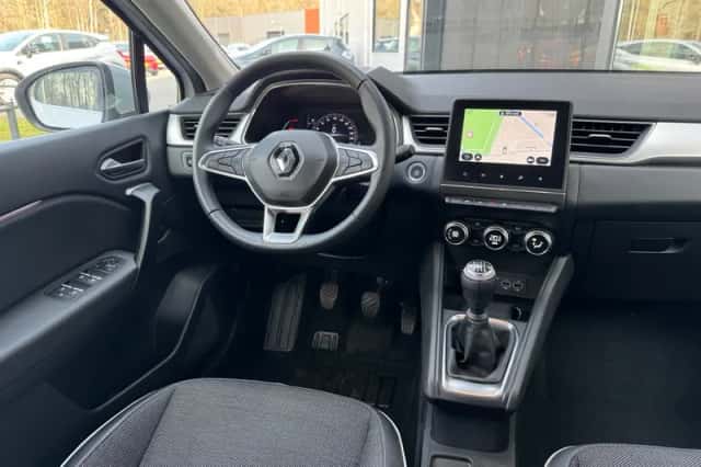 Renault Captur (2022) thumbnail 2