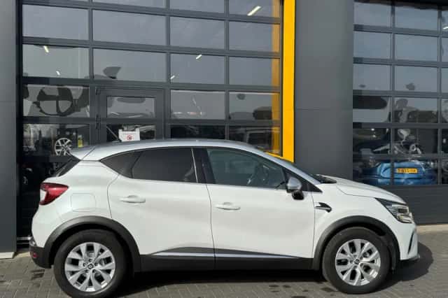 Renault Captur (2022) thumbnail 3