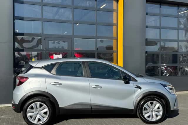 Renault Captur (2023) thumbnail 3