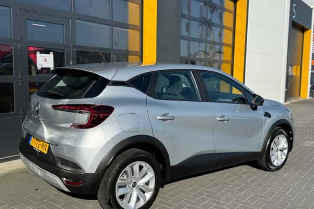 Renault Captur (2023) thumbnail 5
