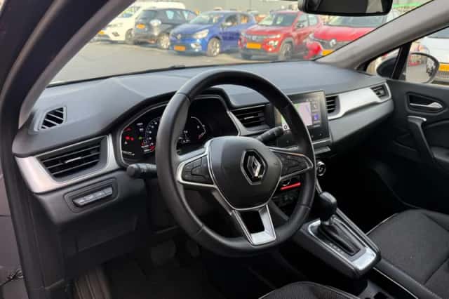 Renault Captur (2022) thumbnail 2
