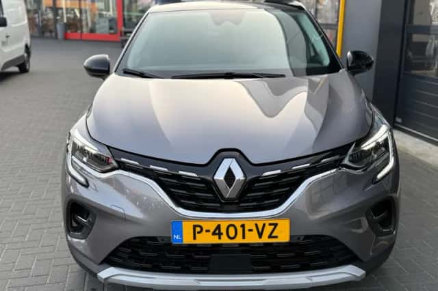 Renault Captur (2022) thumbnail 3