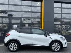 Renault Captur (2022) thumbnail 3
