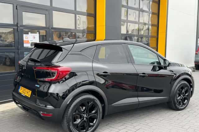 Renault Captur (2022) thumbnail 3