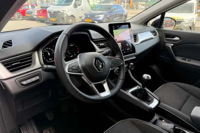 Renault Captur (2024) thumbnail 2