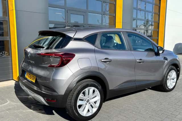 Renault Captur (2023) thumbnail 3